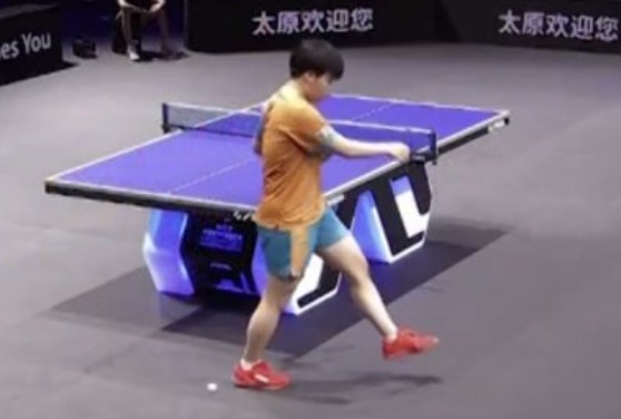 球をける松島選手