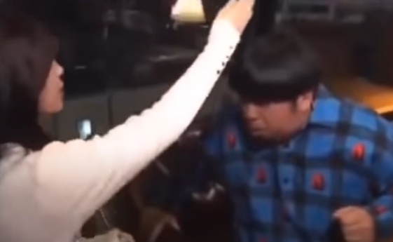 日村さんにチョップする白石聖