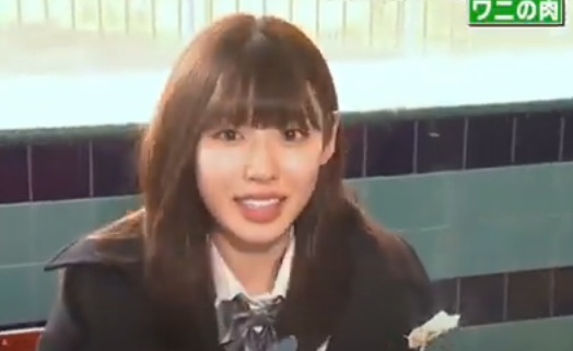ワニを食べる白石聖さん