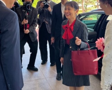中国要人と面会する石破佳子さん