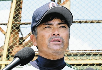 比嘉監督(中日新聞)